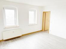 ***TEILRENOVIERTE ZWEIRAUMWOHNUNG MIT GROßZÜGIGER WOHNKÜCHE*** und Tageslichtbad mit Badewanne ab demnächst zu vermieten Wohnung mieten 01591 Riesa Bild klein