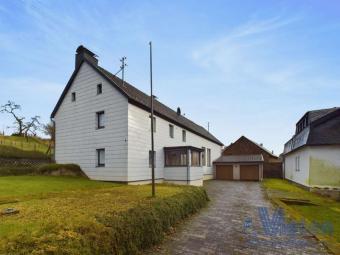 Hier wartet ein Einfamilienhaus mit Nebengebäude und Doppelgarage auf einen neuen Eigentümer Haus kaufen 53945 Blankenheim (Kreis Euskirchen) Bild mittel