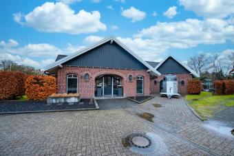 Hochwertiger Bungalow mit repräsentativem Gartenhaus in Hoogstede. Haus kaufen 49846 Hoogstede Bild mittel