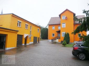 ***JETZT AN DIE ALTERSVORSORGE DENKEN - RENDITEOBJEKT FÜR VERMIETER IN RIESA*** Mehrfamilienhaus mit 4 Wohneinheiten, Garagen, Stellflächen und Garten in ruhiger, städtischer Randlage Haus kaufen 01589 Riesa Bild mittel