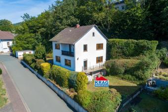 ++ KRAG Immobilien ++ Familienzuhause: 2 Bäder, 2 Küchen, Balkone ++ waldnah Haus kaufen 35232 Dautphetal Bild mittel