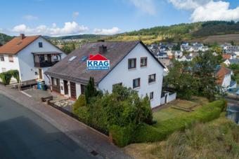 ++ KRAG Immobilien ++ Mehrgenerationenhaus – mehr Platz und Balkone ++ Ortsmittelage mit Aussicht ++ Haus kaufen 35080 Bad Endbach Bild mittel